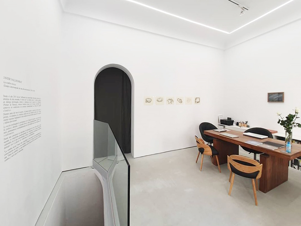 Installation view, Madrid, Javier Vallhonrat “La sombra incisa. (Sondeo interrumpido de una divisoria móvil) 2016-2018 ”