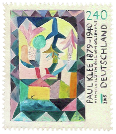 Himmelsblüten über dem gelben Haus