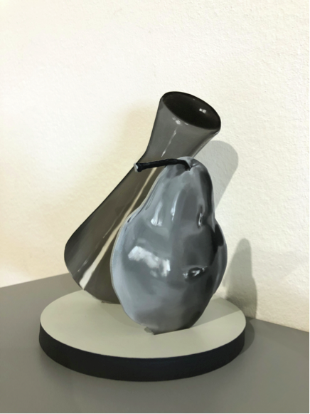 Pera con jarro de cerámica