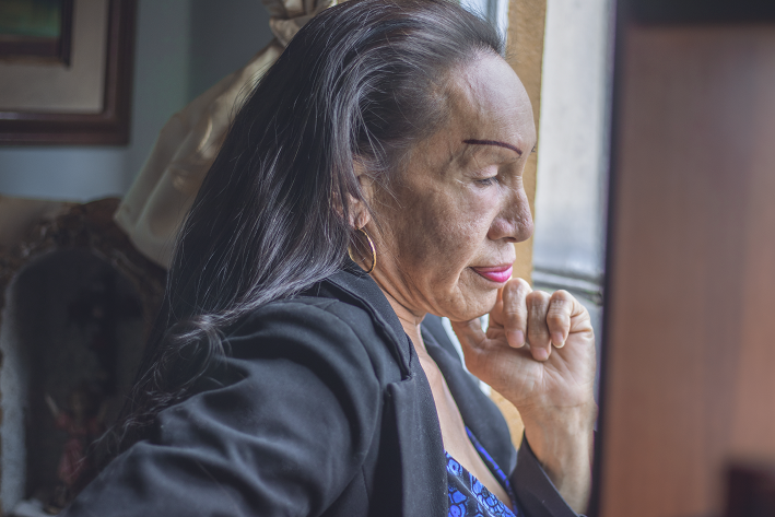 La Madre Cindy en su ventana, como le encantá estar ahí