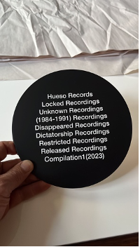 Caixa com LP da HUESRECORDS: COMPILATION 1 