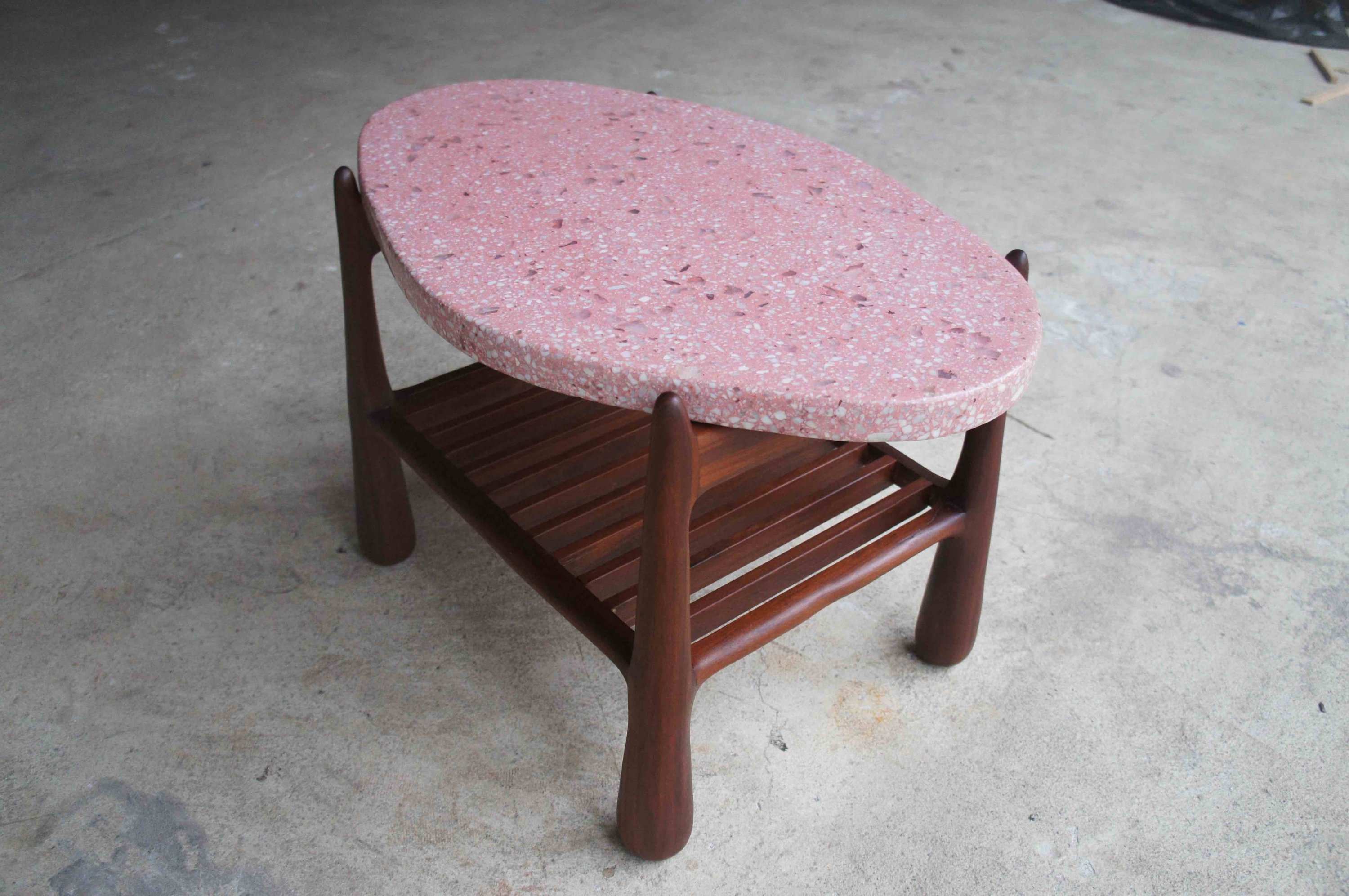 Mesinha de Ipe e terrazo com quartzo rosa