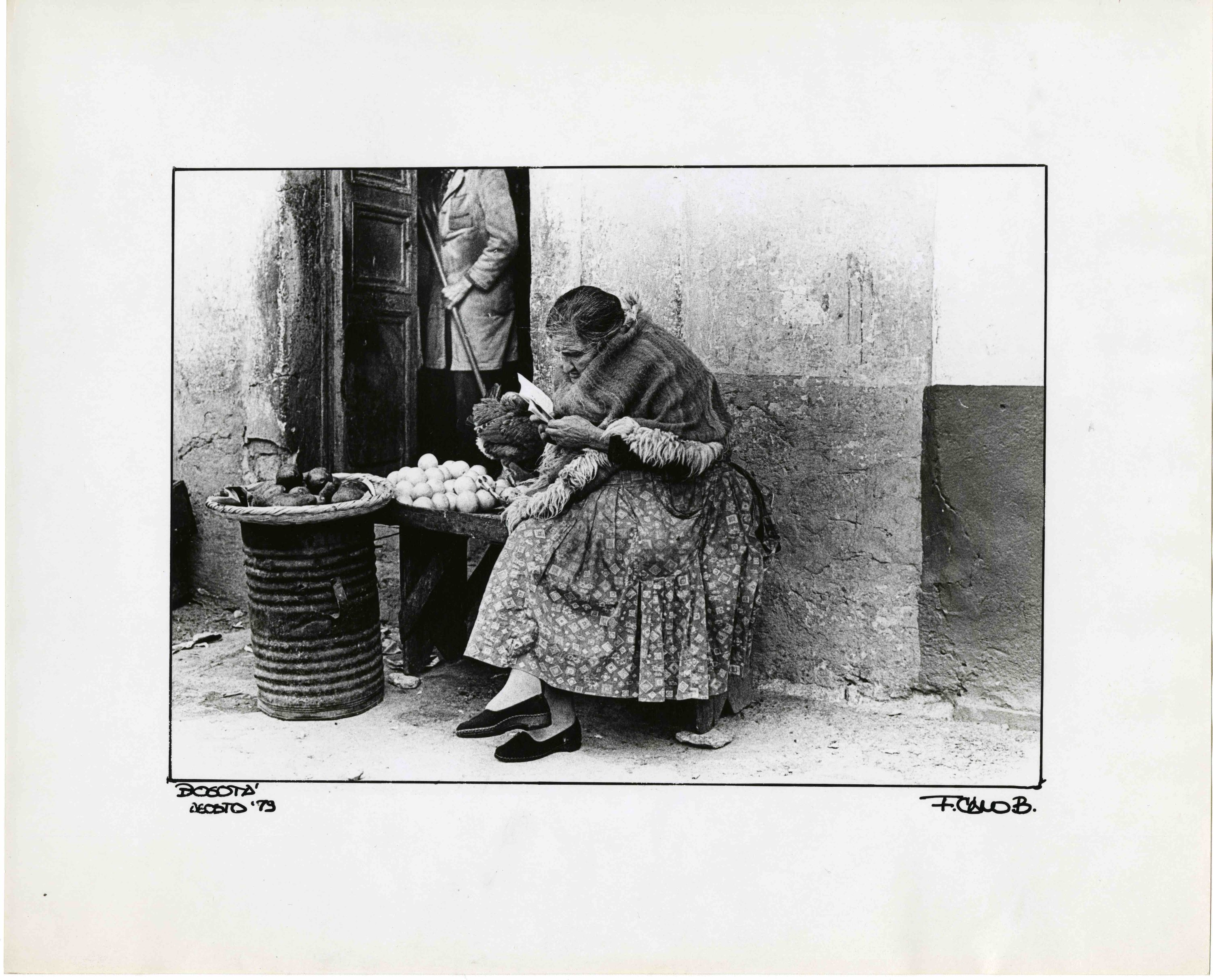 Bogotá (Vendedora leyendo)