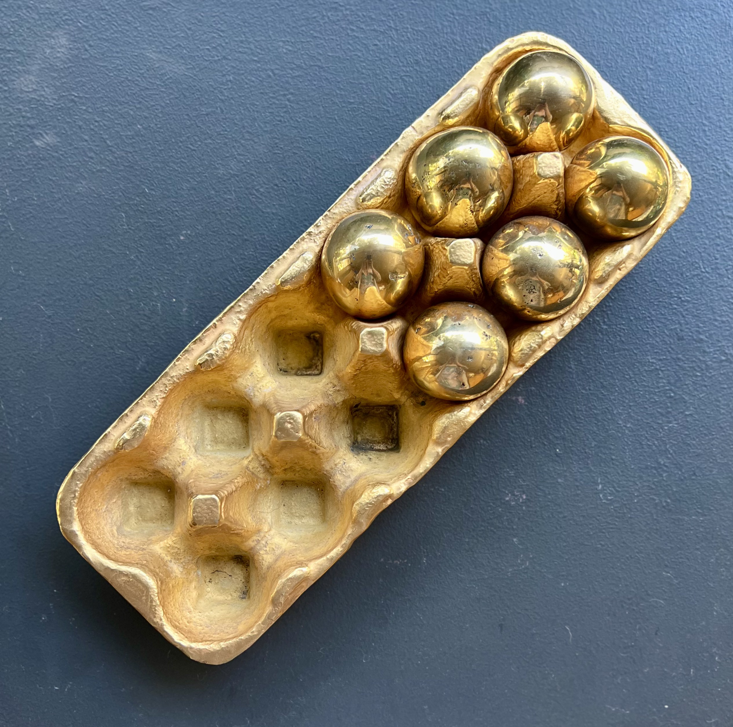 Caja de huevo de bronce bañada en oro (6 huevos dorados)