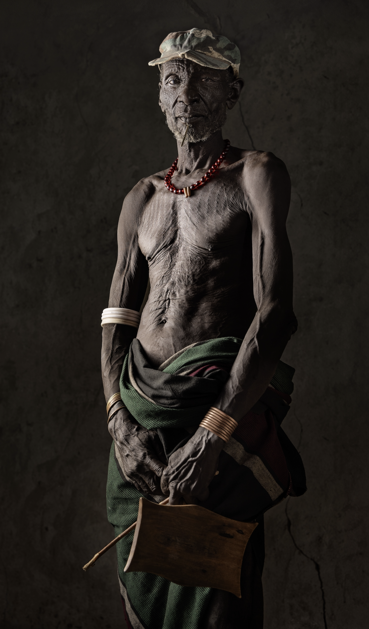 Nyangathom / Anciano