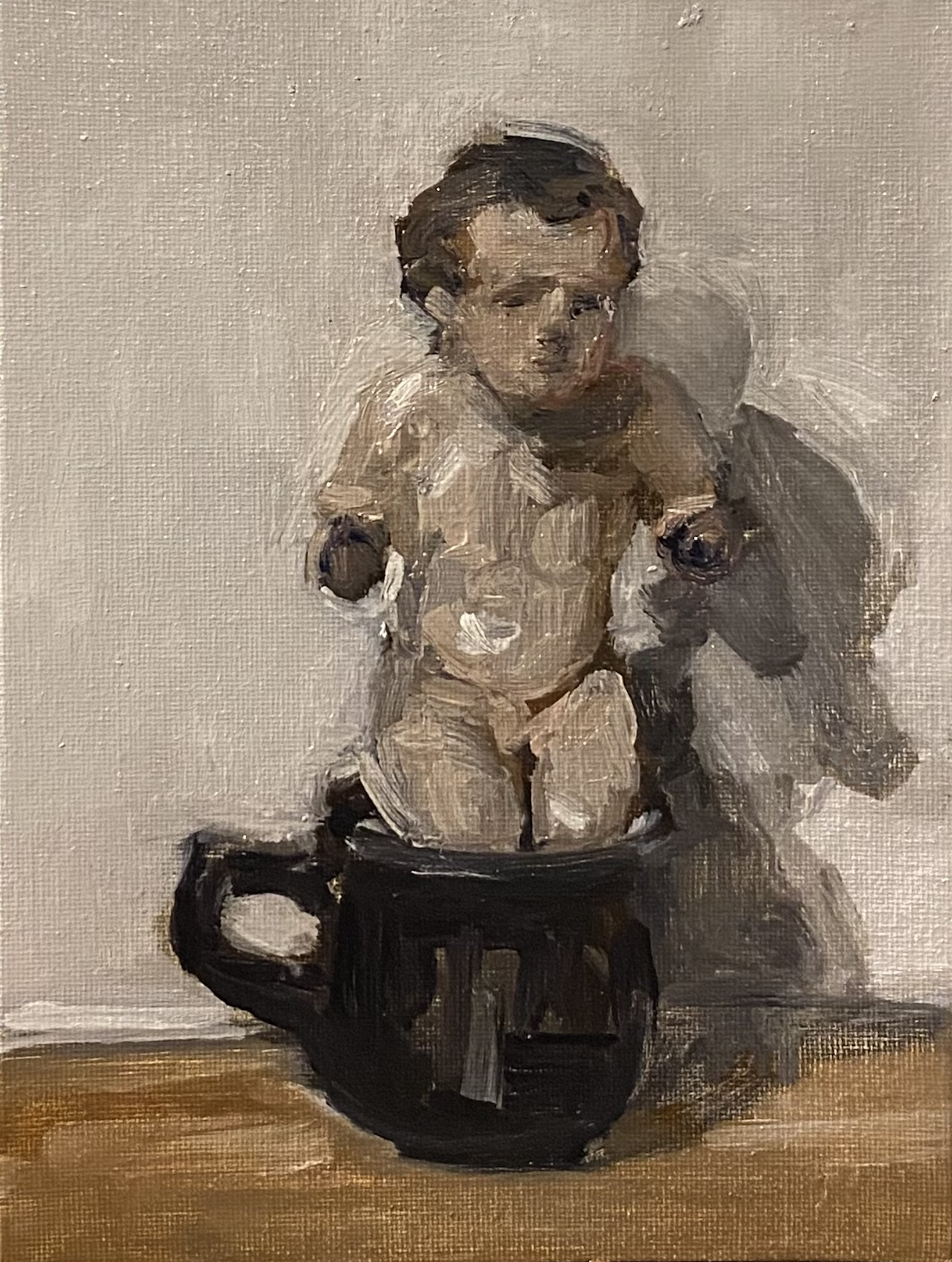 Figura de niño Jesús sobre una taza negra
