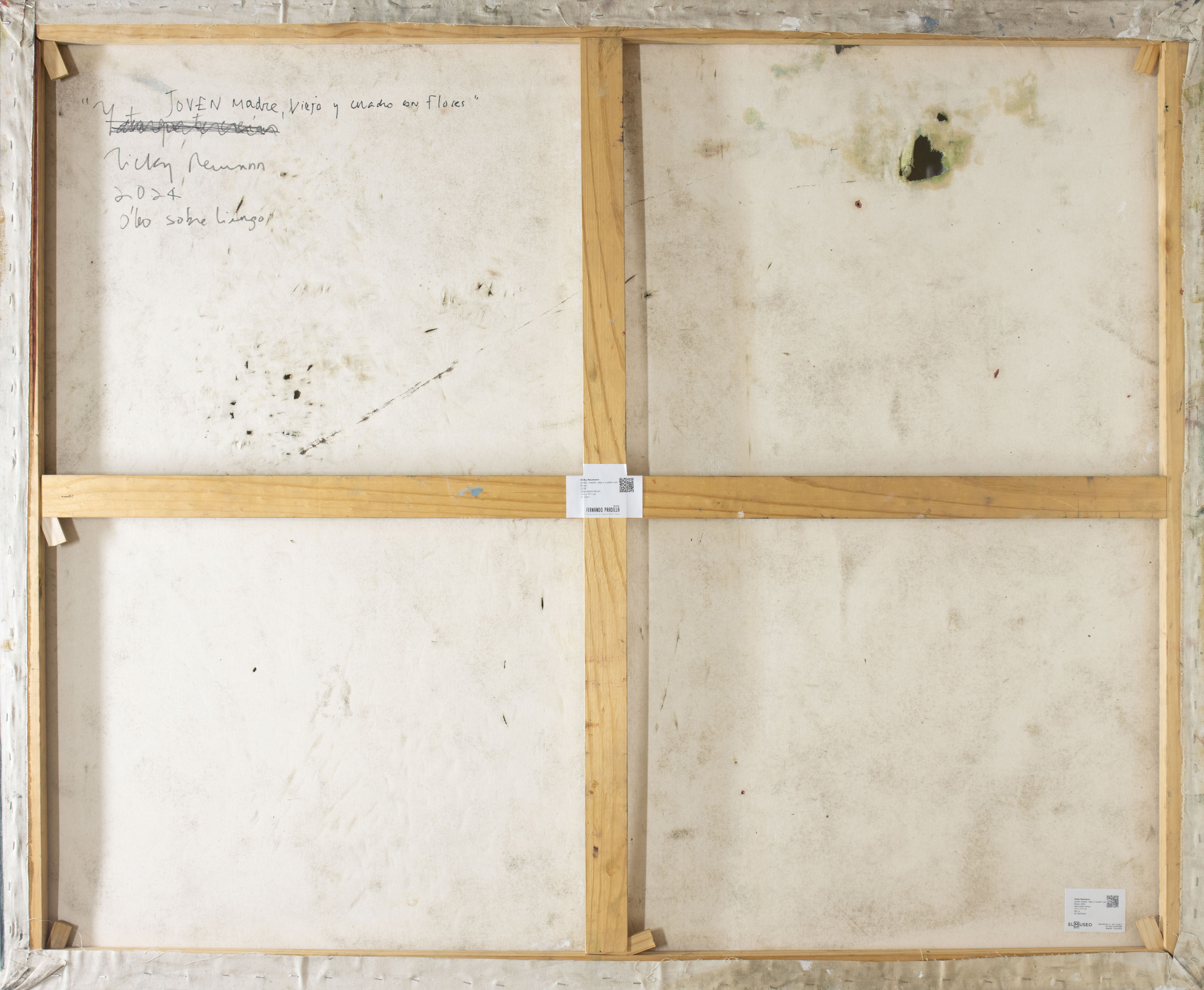 Joven, madre, viejo y cuadro con flores