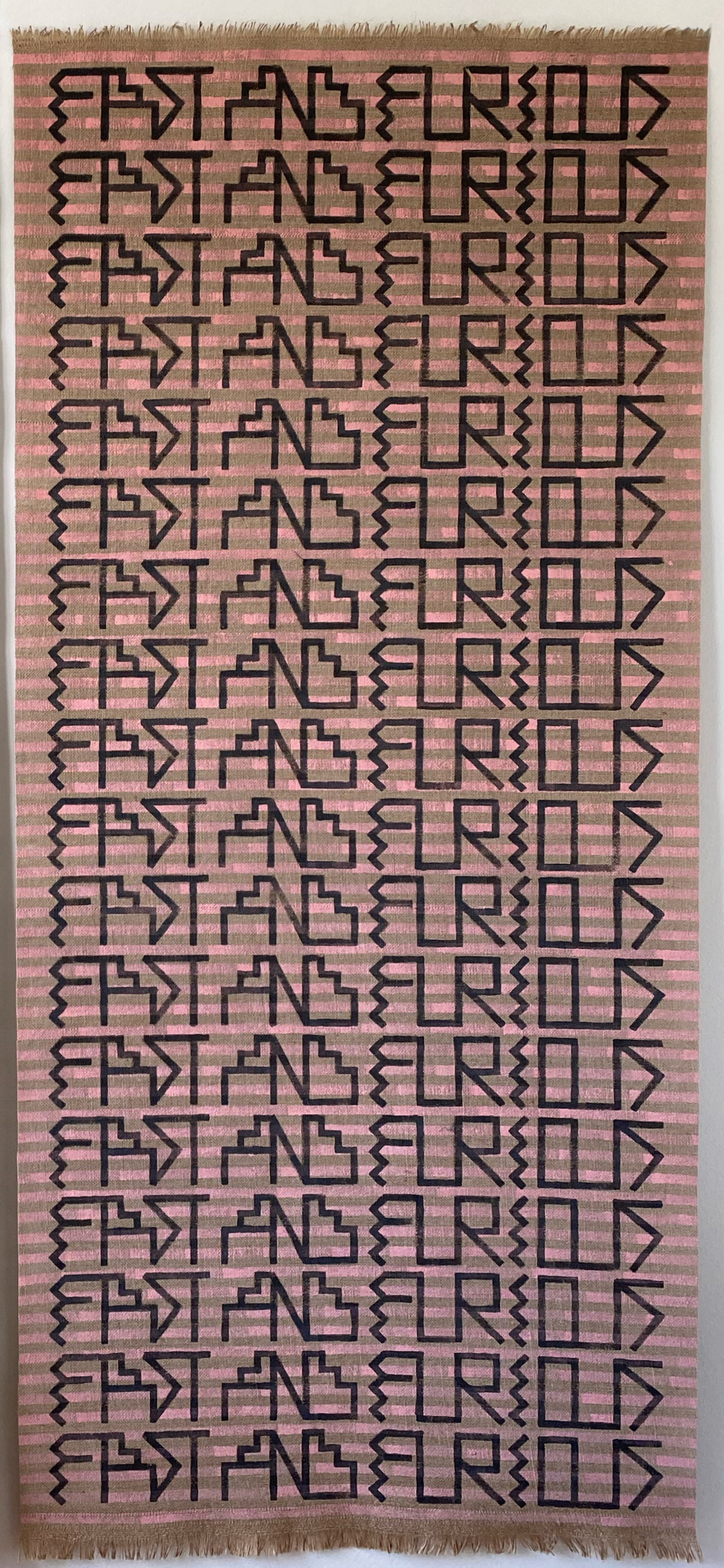 Dibujo rosado con letras grises