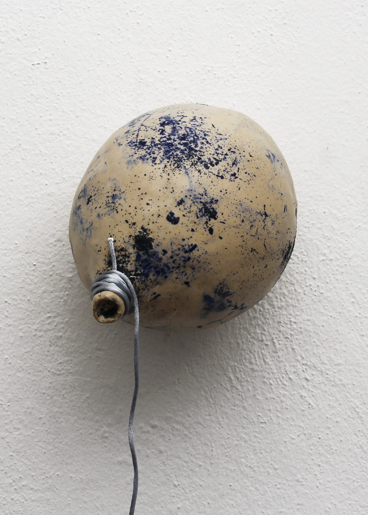 Bomba beige con azul jaspeada