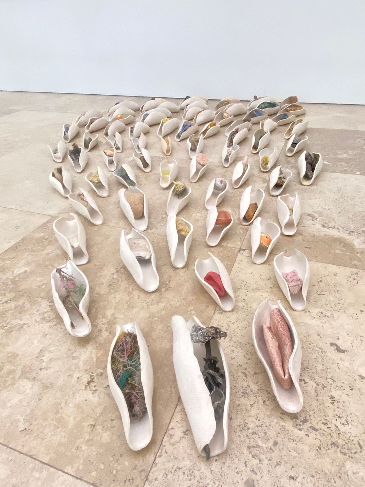 Instalación 70 cuencos