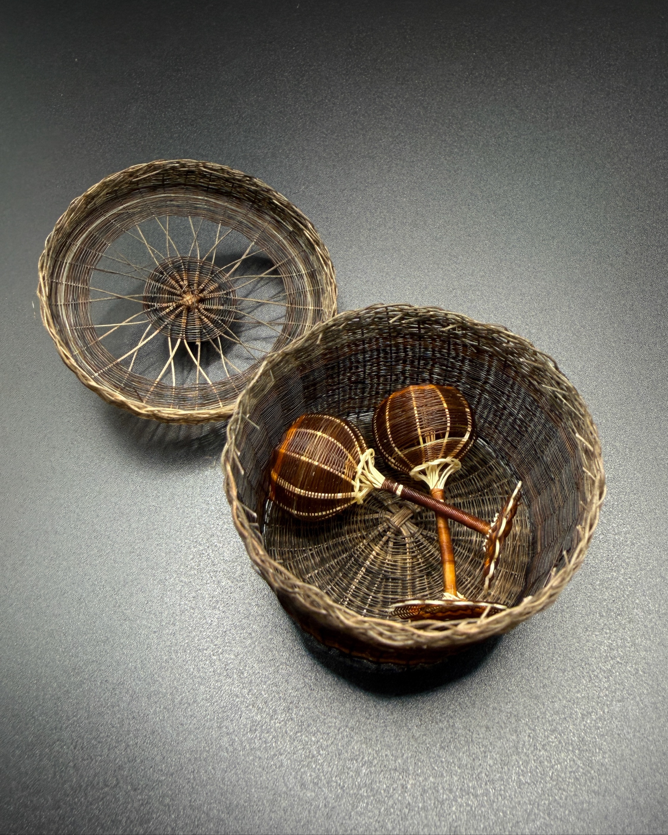 Colleras de crin café. Diseño globos