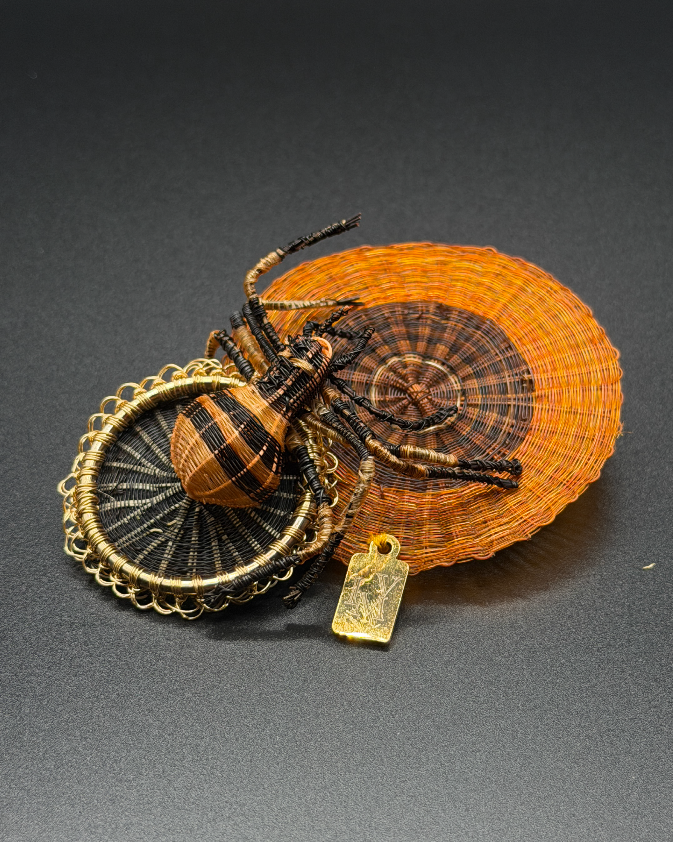 Prendedor La que teje en silencio