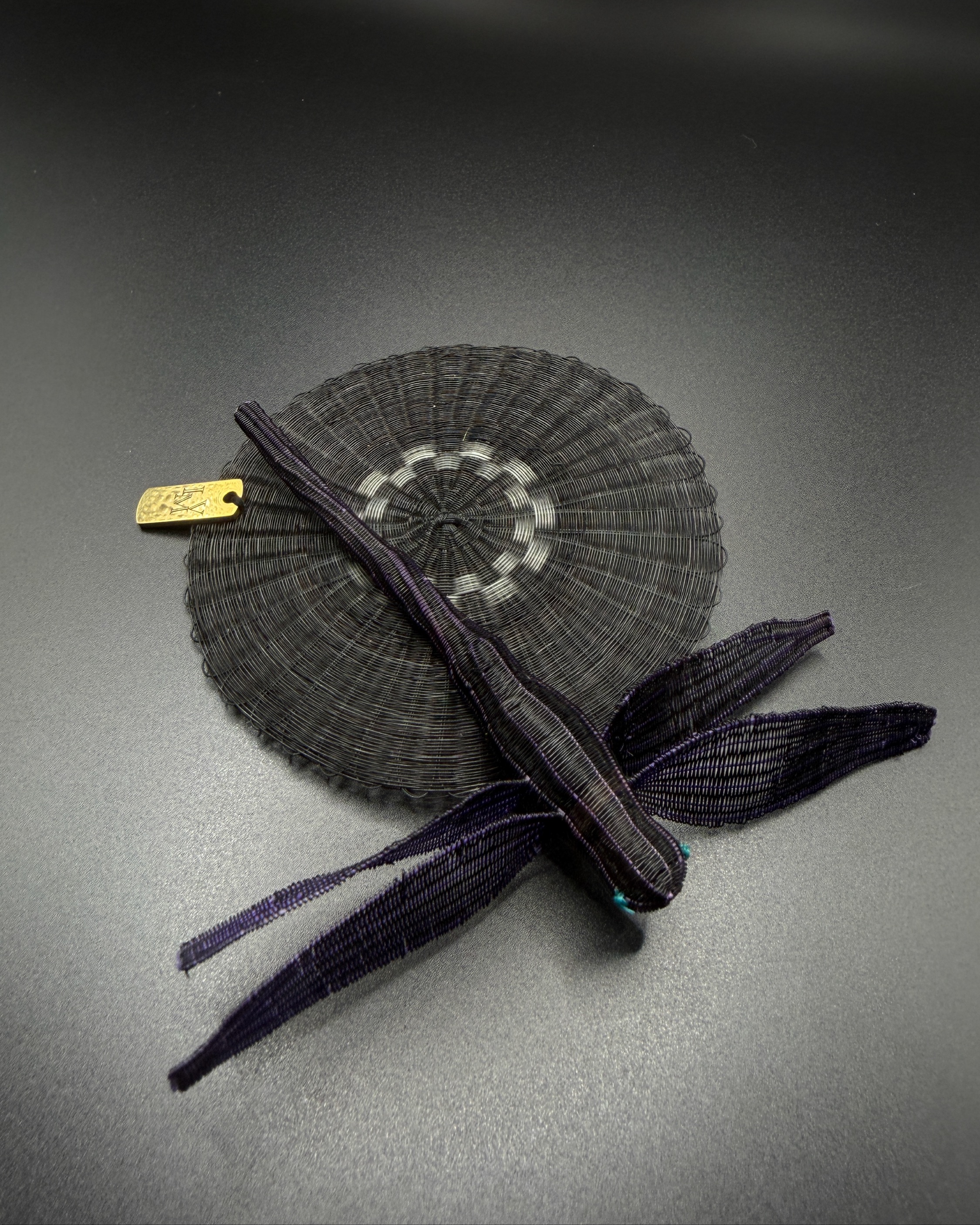 Prendedor Orbita Negra