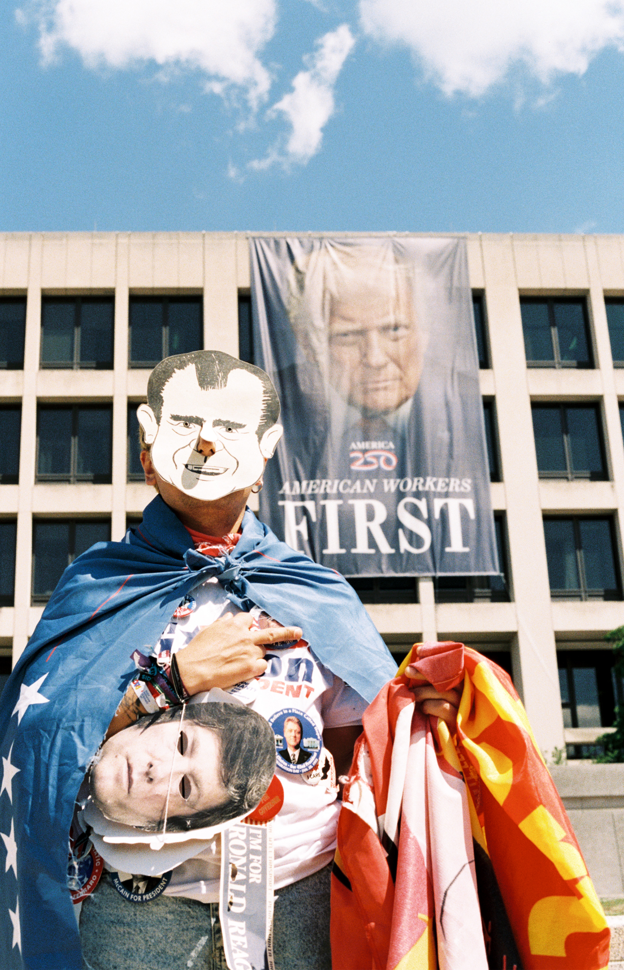 The Strong Gestures of Fascism/Los gestos contundentes del fascismo