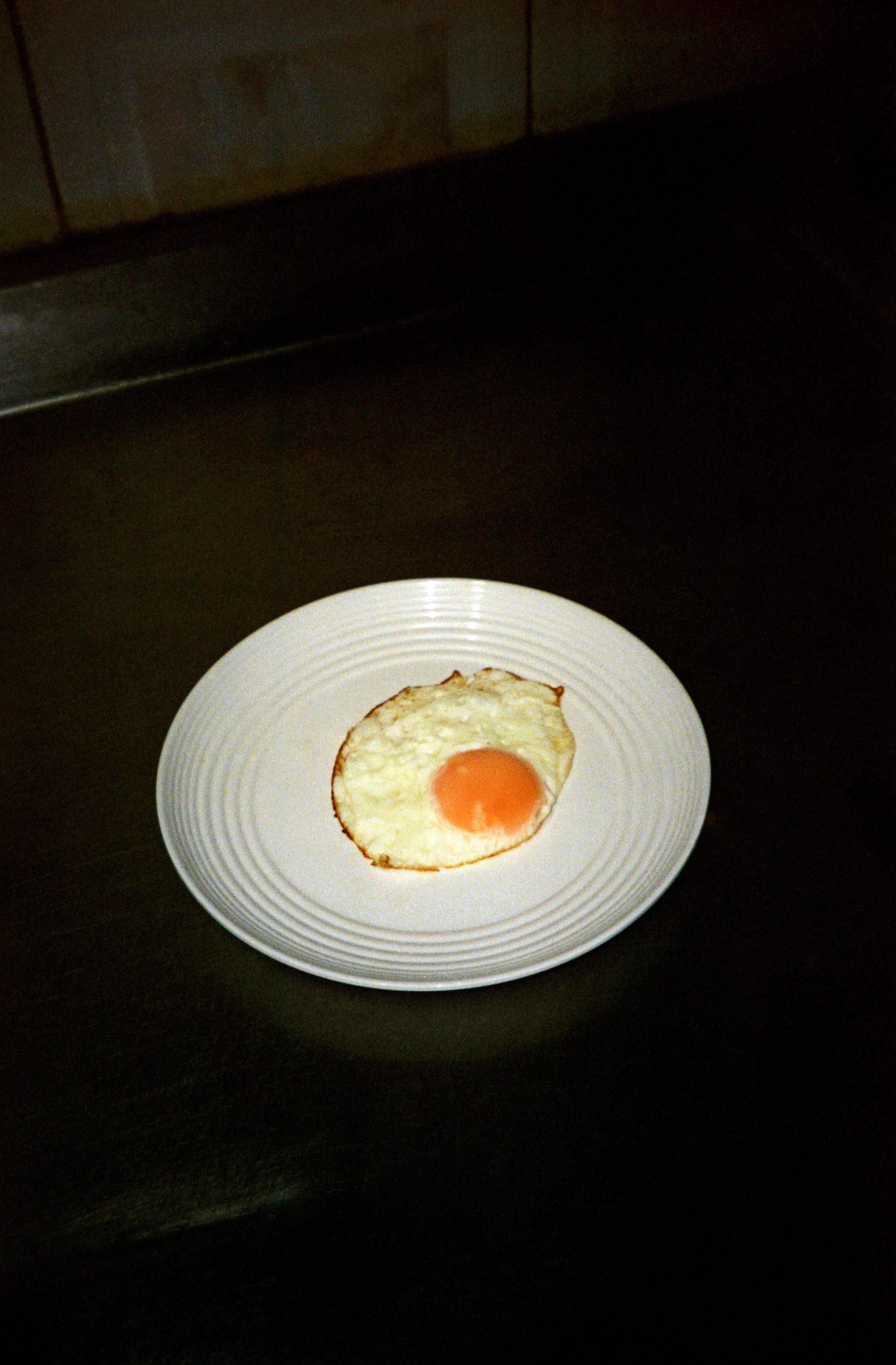 Plato blanco con huevo 