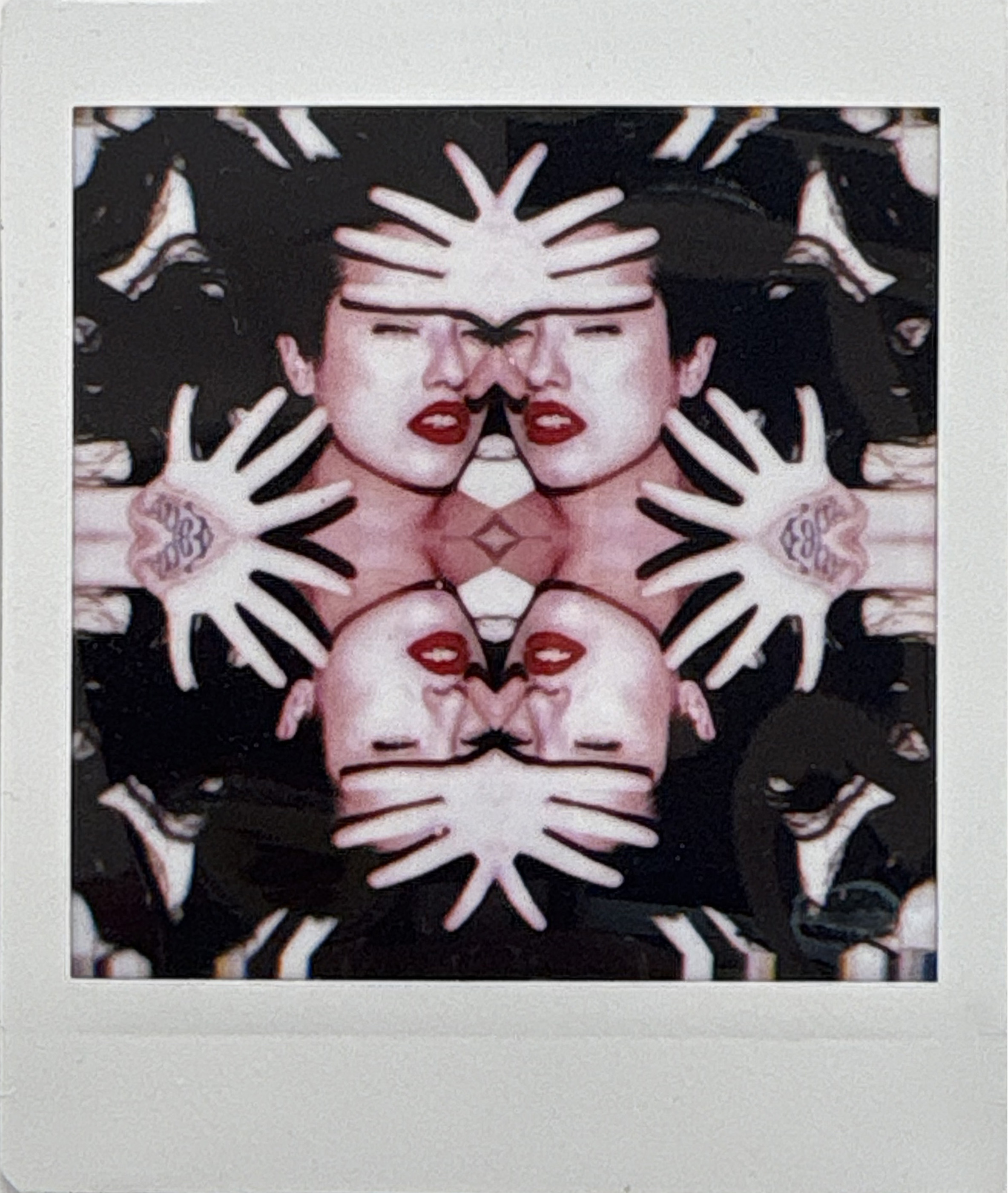 La noche sexual, polaroids. Instalación de 200 obras